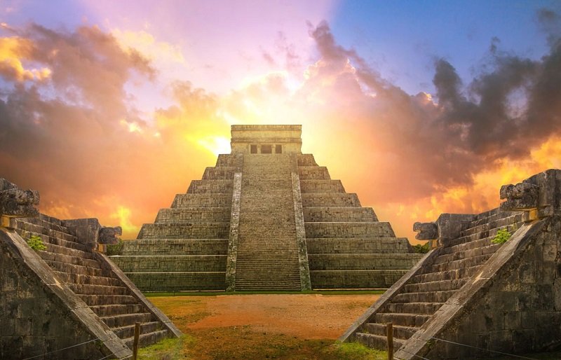 Пирамида Кукулькана (Чичен-Ица) — одно из чудес света, которое очень хорошо сохранилось со времен майя