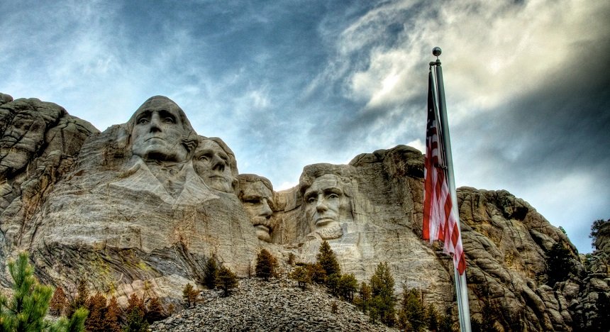 Рашмор — гора, на которой выточены скульптурные портреты четырёх президентов США