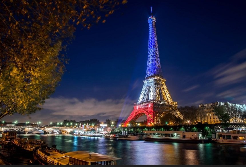 Эйфелева башня - главная достопримечательность Франции, расположенная в Париже