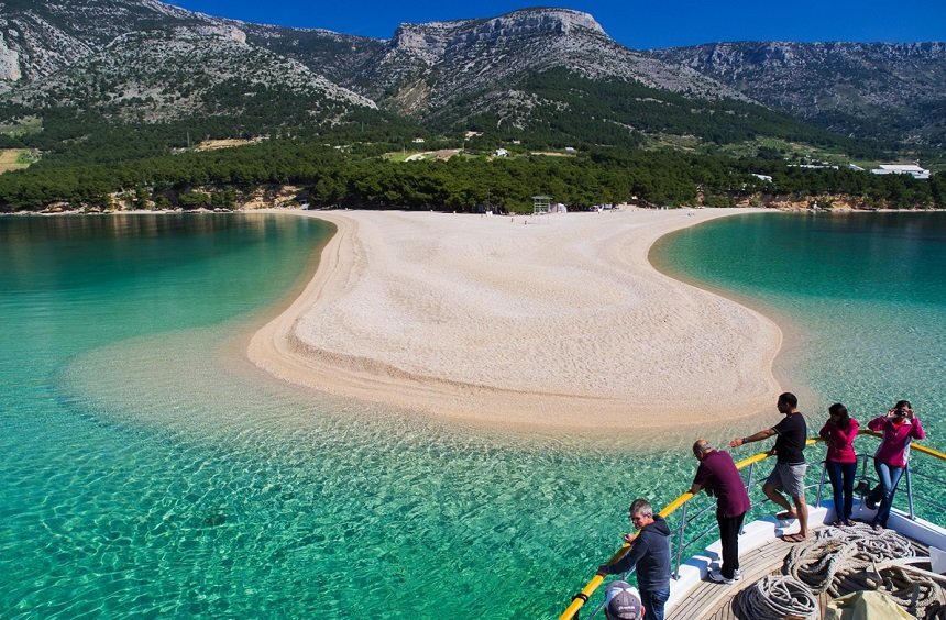 Пляж Золотой Рог на территории Средняя Далмация, Хорватия