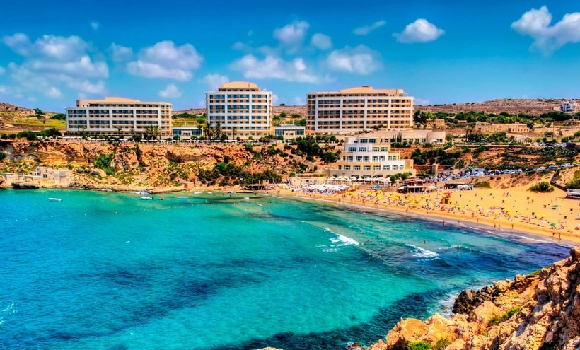 Пляж Голден Бей на Мальте