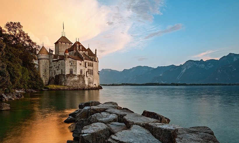 Шильонский замок в Швейцарии, расположенный на восточной стороне Женевского озера