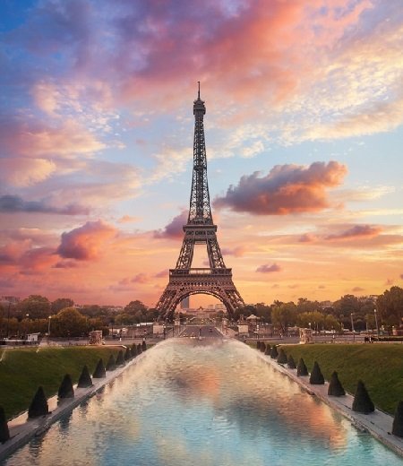 Эйфелева башня — одна из главных достопримечательностей Франции