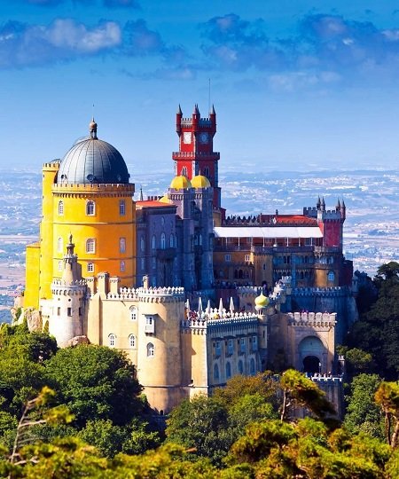Красочный дворец Пена в городе Синтра, Португалия