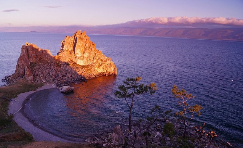 Скала Шаманка на берегу Байкала