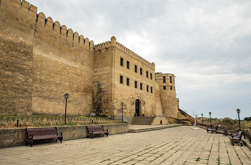 Стены крепости уходят в горы на 40 км