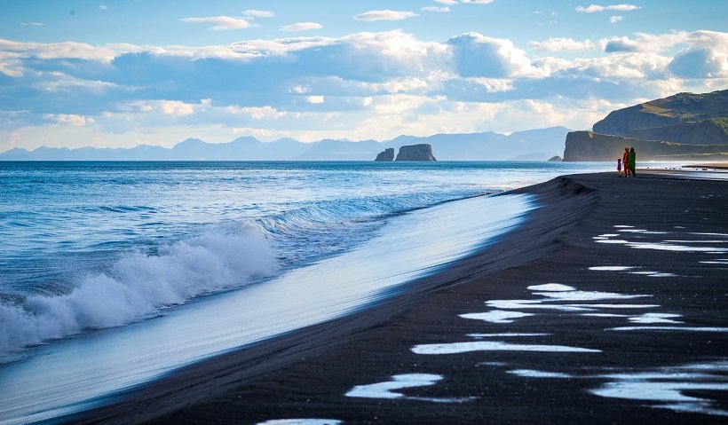 Халактырский пляж - одна из достопримечательностей Камчатки, знаменитая черным песком и видом на вулканы