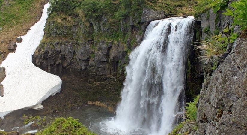 В летнее время тающие ледники Вилючинского вулкана создают величественный водопад