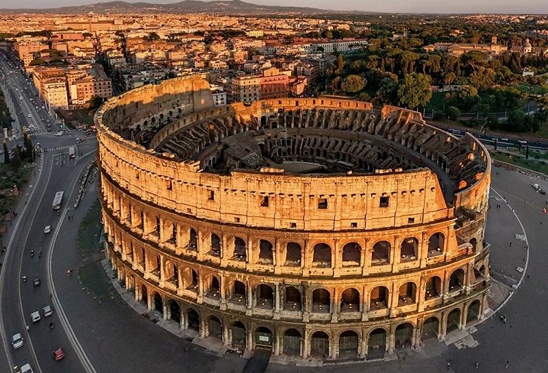 Колизей в Риме является одной из популярных достопримечательностей Италии
