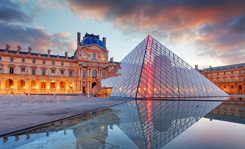 Лувр — художественный музей во Франции, который каждый год посещает более 10 миллионов человек