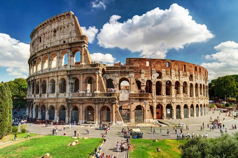 Римский Колизей - визитная карточка Италии и единственная достопримечательность, входящая в список чудес света