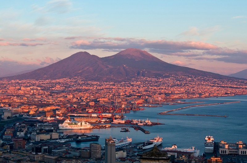 Везувий — вулкан, расположенный недалеко от города Неаполь
