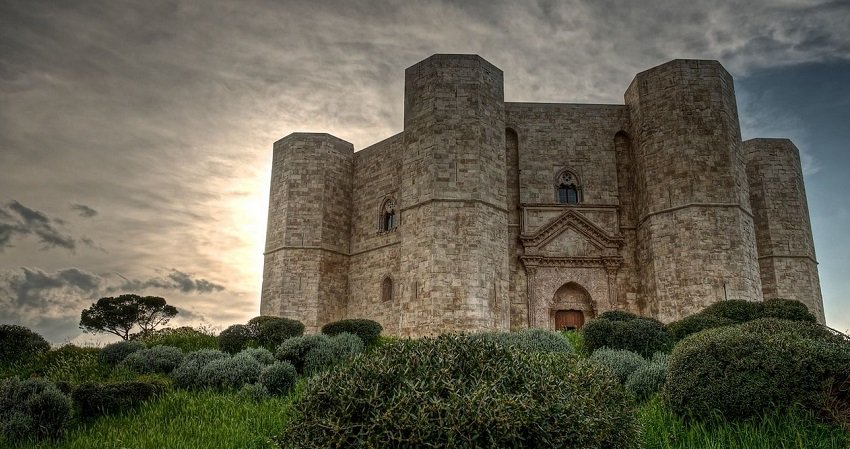 Кастель-дель-Монте - уникальный замок в готическом стиле