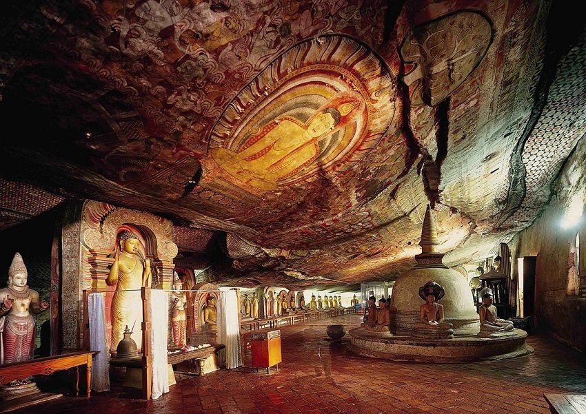 Дамбулла – древний буддийский храм, высеченный прямо внутри скалы