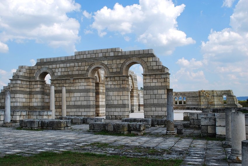 Руины древней Плиски в Болгарии