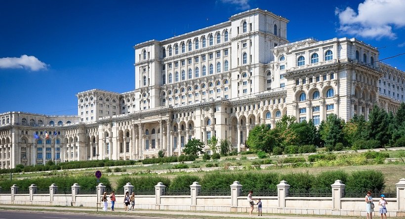 Дворец парламента, расположенной на вершине Dealul Spirii в столице страны - Бухаресте
