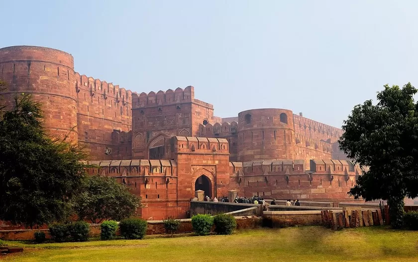 Форт Агра - одна из главных достопримечательностей Индии